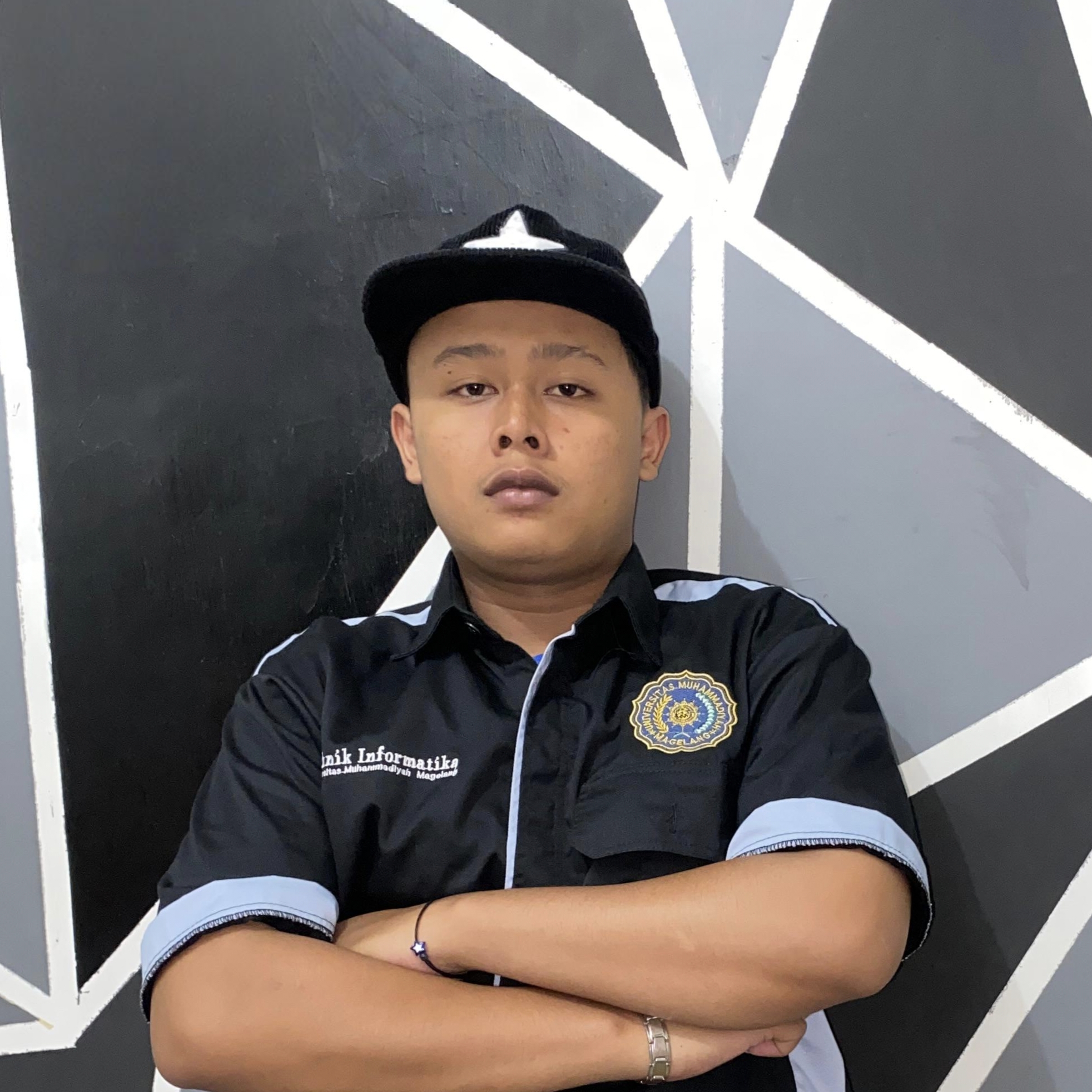 Mahasiswi Teknik Informatika UNIMMA wanita memakai hijab merah muda sedang duduk di lab komputer