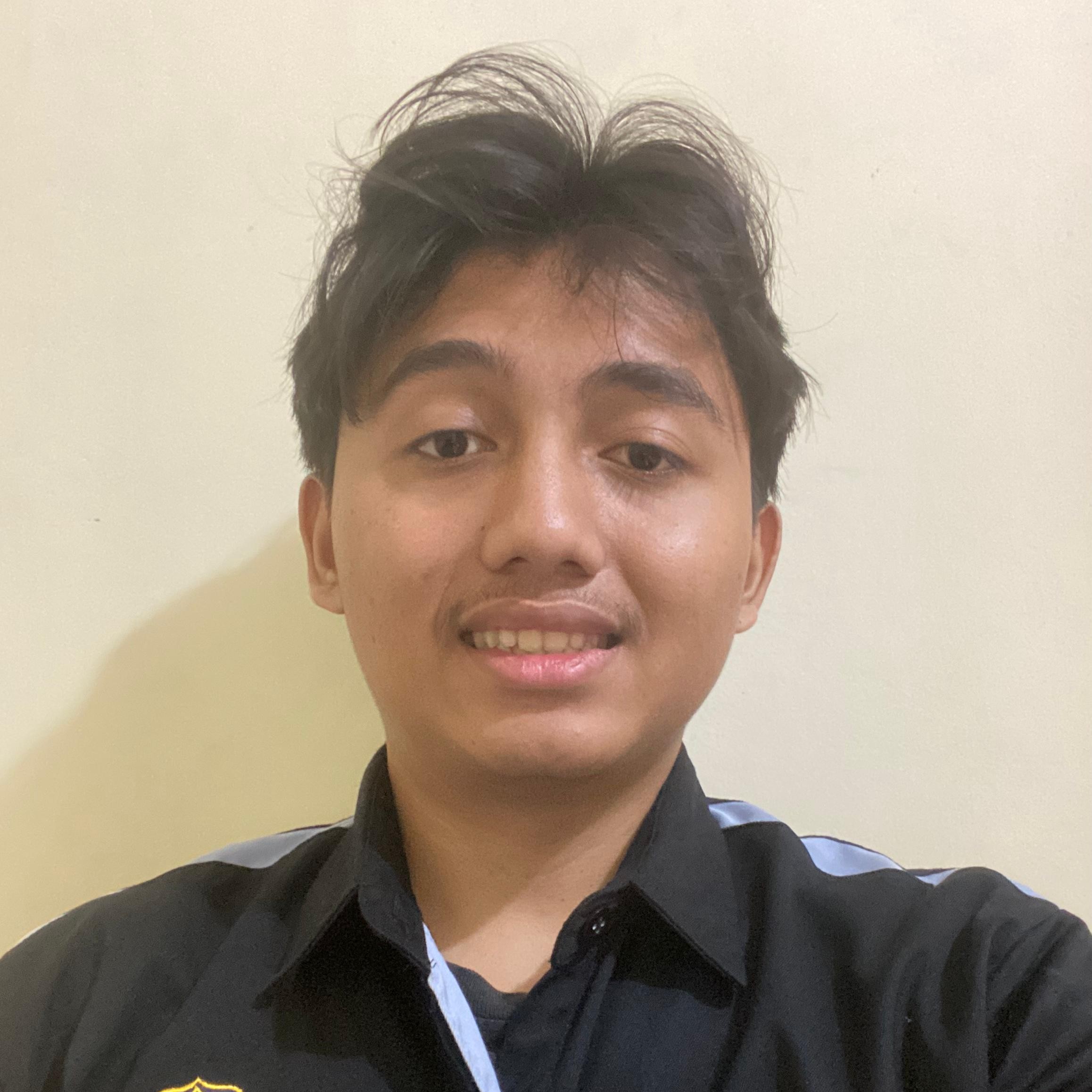 Mahasiswa Teknik Informatika UNIMMA pria mengangkat sertifikat dengan senyum bangga di aula kampus