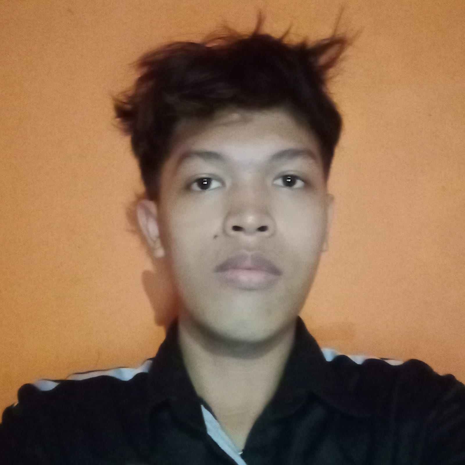 Mahasiswa Teknik Informatika UNIMMA pria mengangkat sertifikat dengan senyum bangga di aula kampus