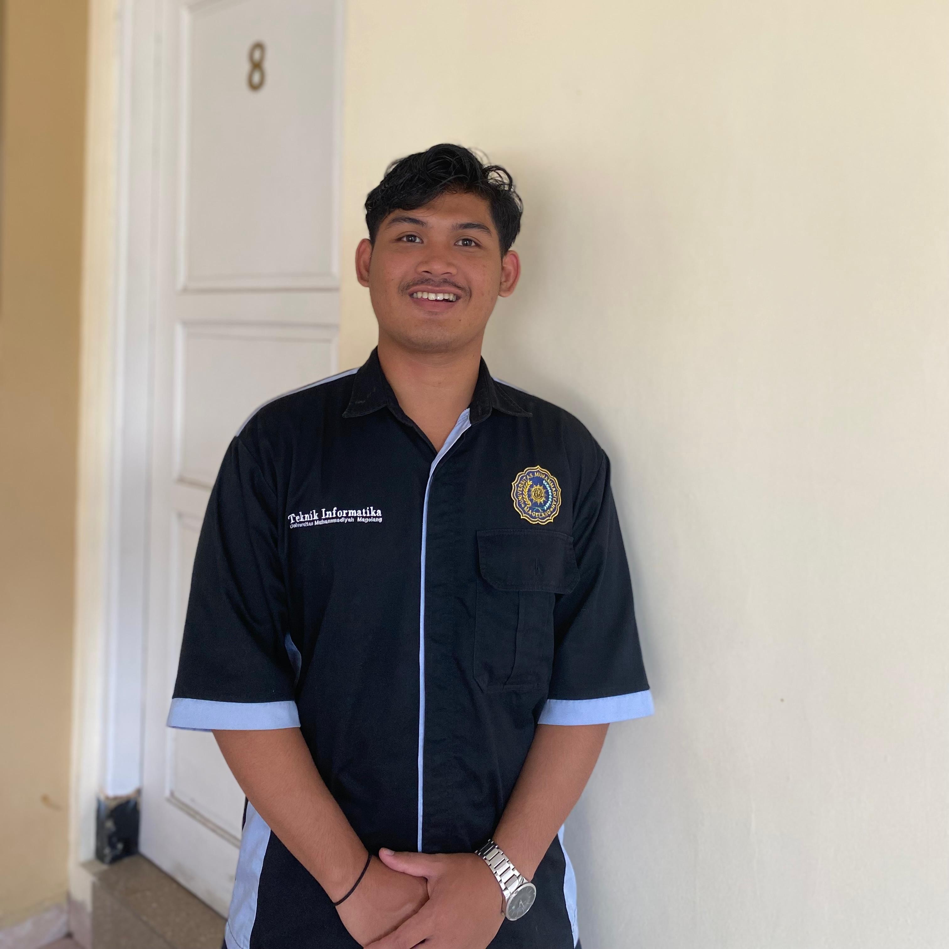 Mahasiswa Teknik Informatika UNIMMA pria mengangkat sertifikat dengan senyum bangga di aula kampus