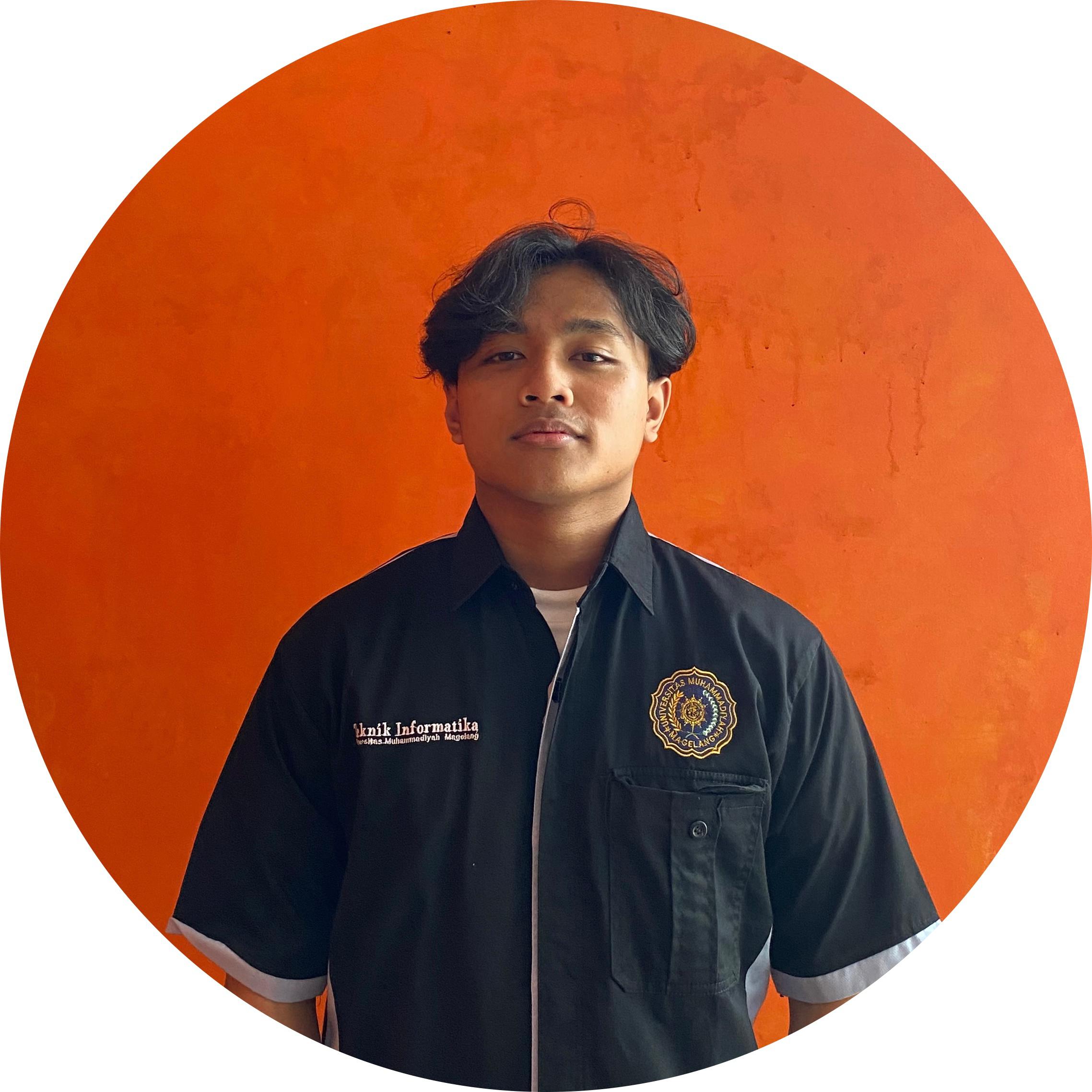 Mahasiswi Teknik Informatika UNIMMA wanita memakai hijab merah muda sedang duduk di lab komputer