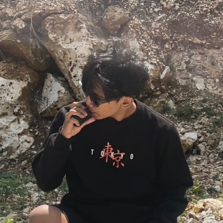 Mahasiswa Teknik Informatika UNIMMA pria mengangkat sertifikat dengan senyum bangga di aula kampus