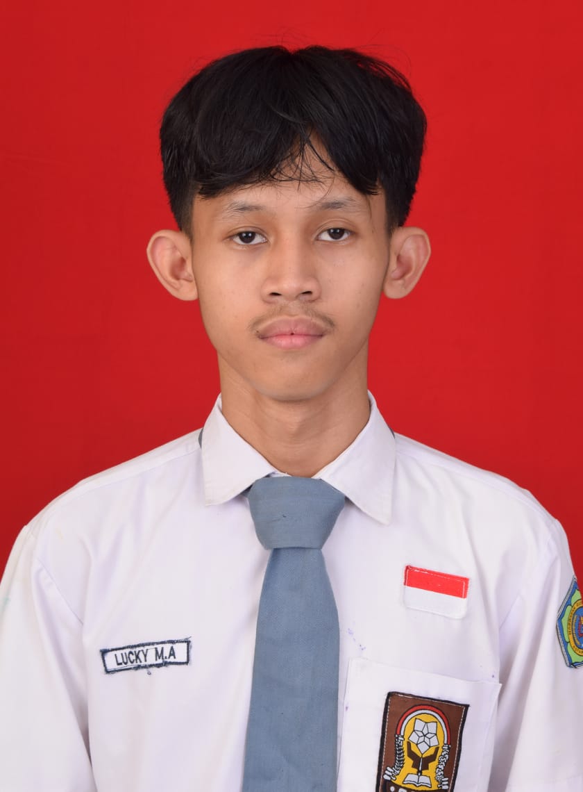 Mahasiswa Teknik Informatika UNIMMA pria mengangkat sertifikat dengan senyum bangga di aula kampus