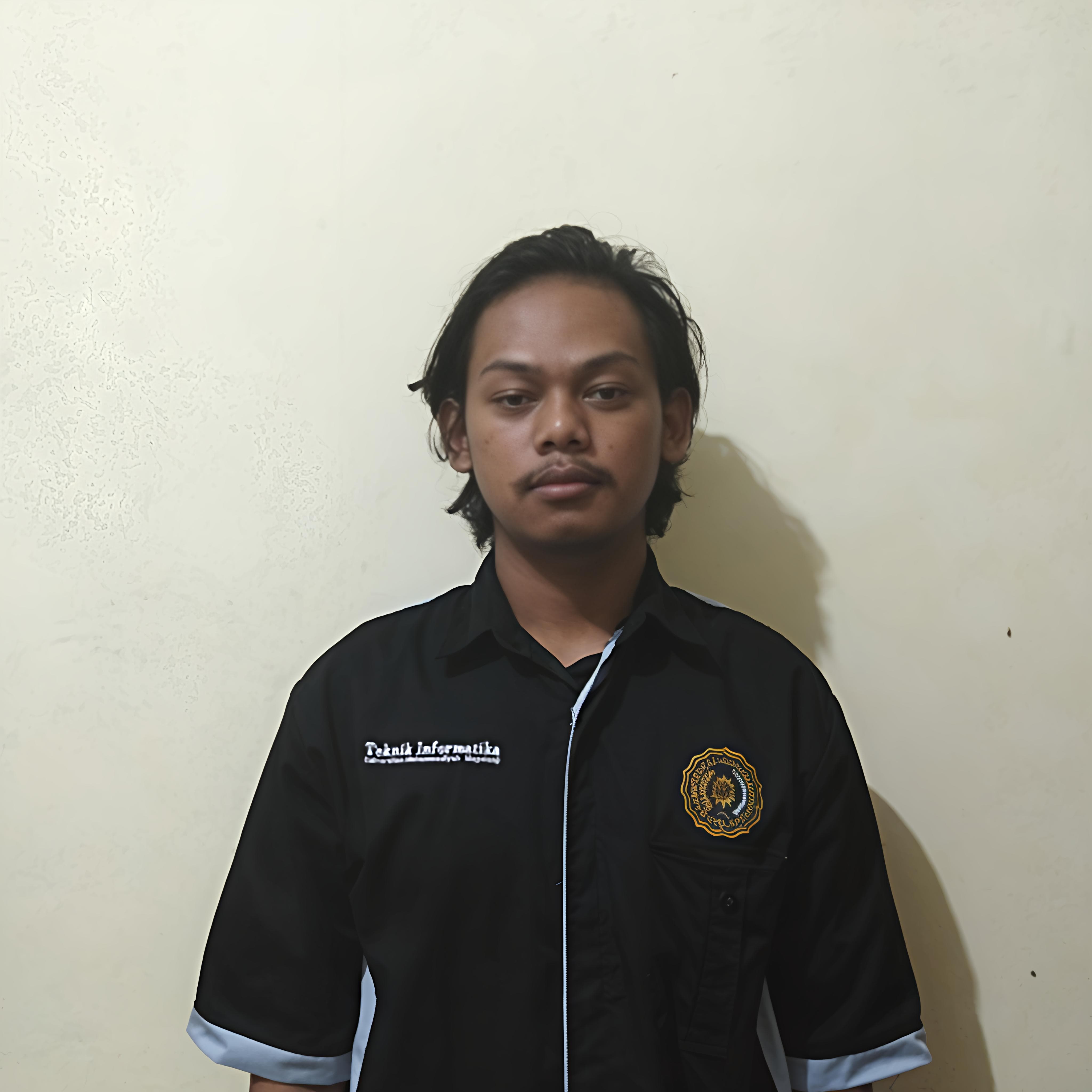 Mahasiswa Teknik Informatika UNIMMA pria mengangkat sertifikat dengan senyum bangga di aula kampus