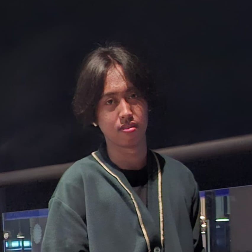 Mahasiswa Teknik Informatika UNIMMA pria mengangkat sertifikat dengan senyum bangga di aula kampus