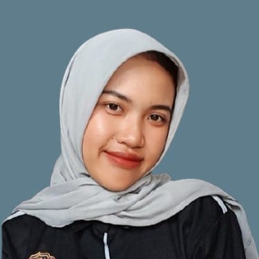 Mahasiswa Teknik Informatika UNIMMA pria mengangkat sertifikat dengan senyum bangga di aula kampus