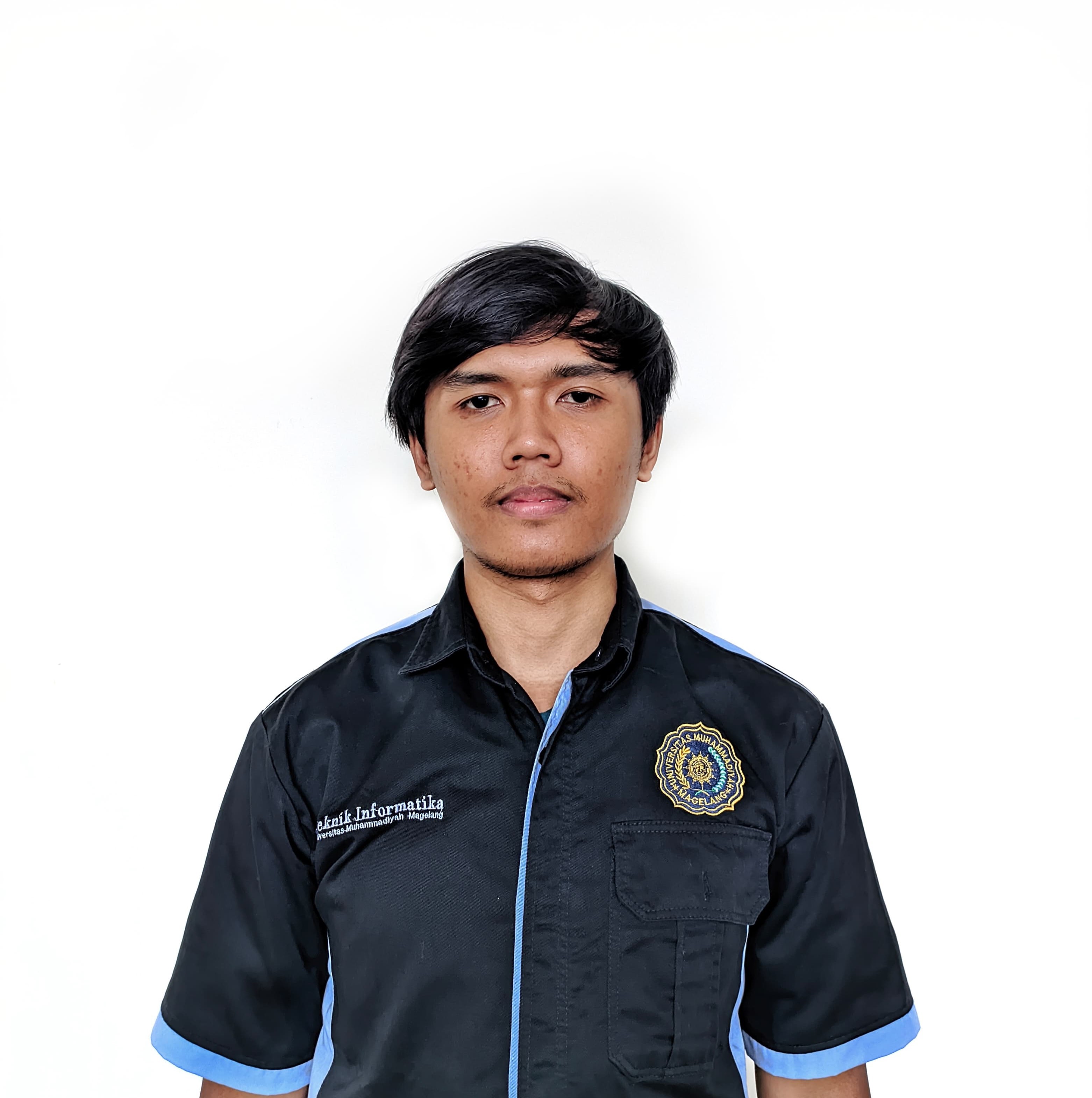 Mahasiswi Teknik Informatika UNIMMA wanita memakai hijab merah muda sedang duduk di lab komputer